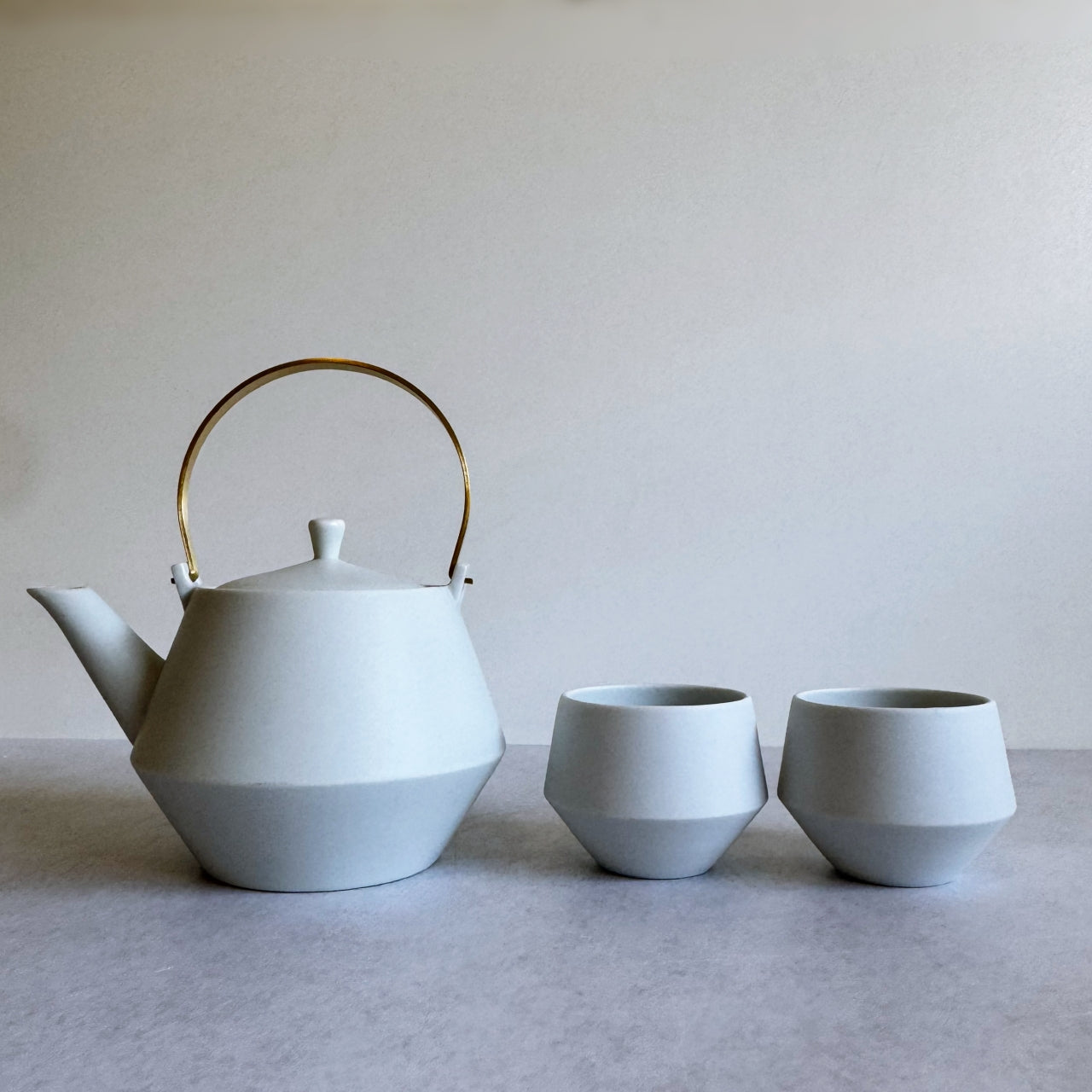 Frustum Shiroai yū  (白藍釉) Teapot & Cup Set